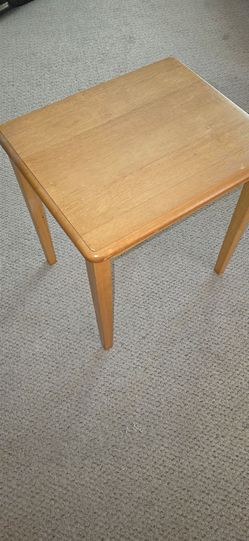 Free wood side table