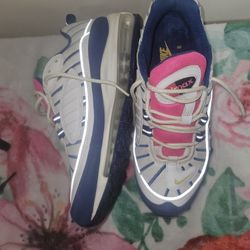 Women's N I K E shoe 