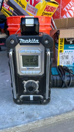 Makita radio with 18 v battery and charger
