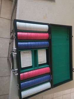 Poker chips with case