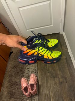 2 Nike shoes for 100