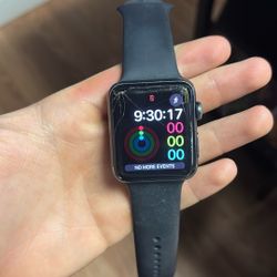 Apple Watch Series 3 - Cracked Screen 