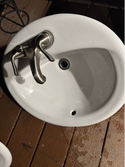 2 sinks w faucet