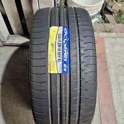 255/40r18 Accelera tire