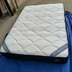 Like New DreamCloud Premier Hybrid, Queen Mattress, Perfect Condition