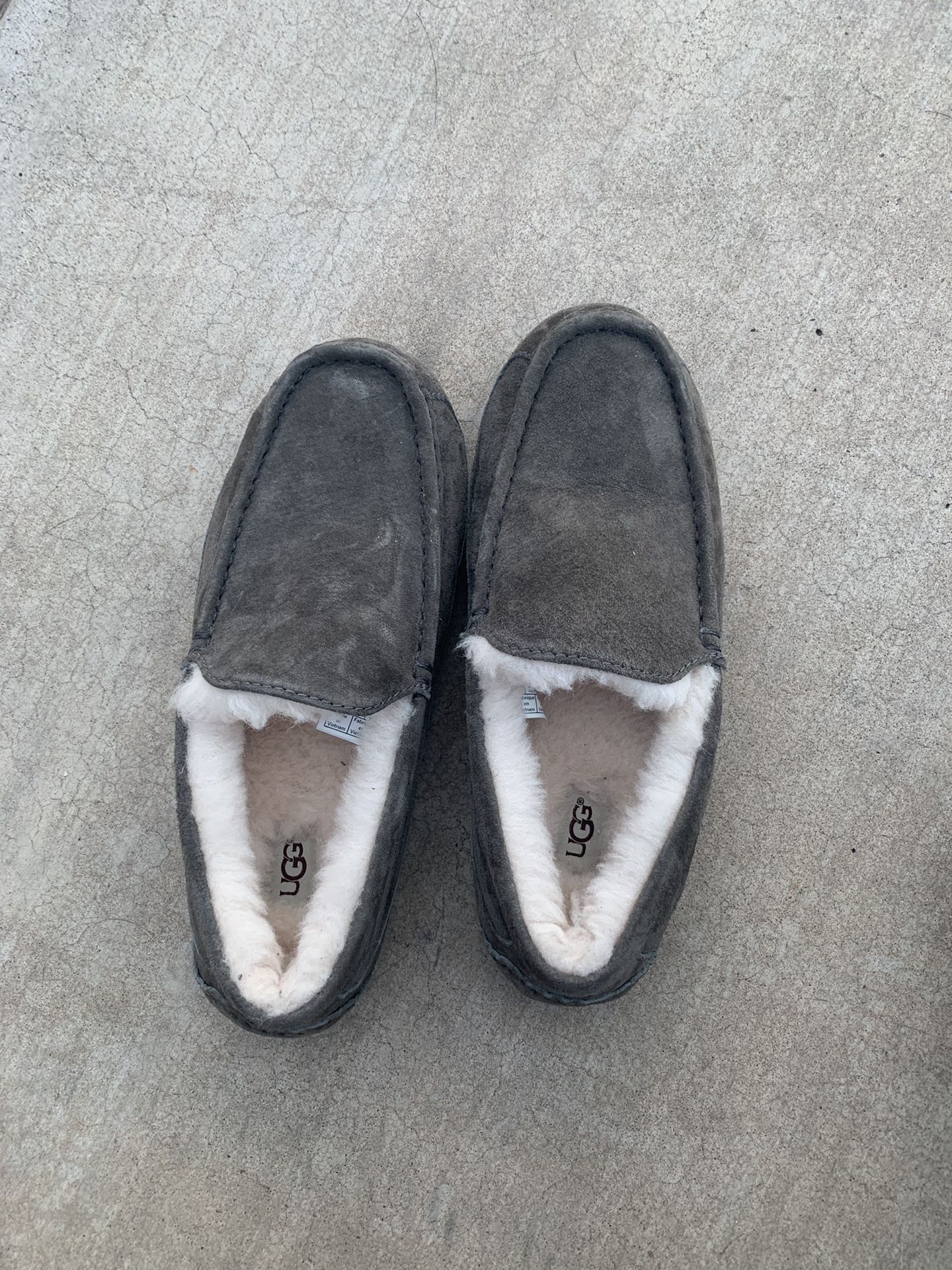 NEW Ugg men’s size 8 slipper moccasin shoe