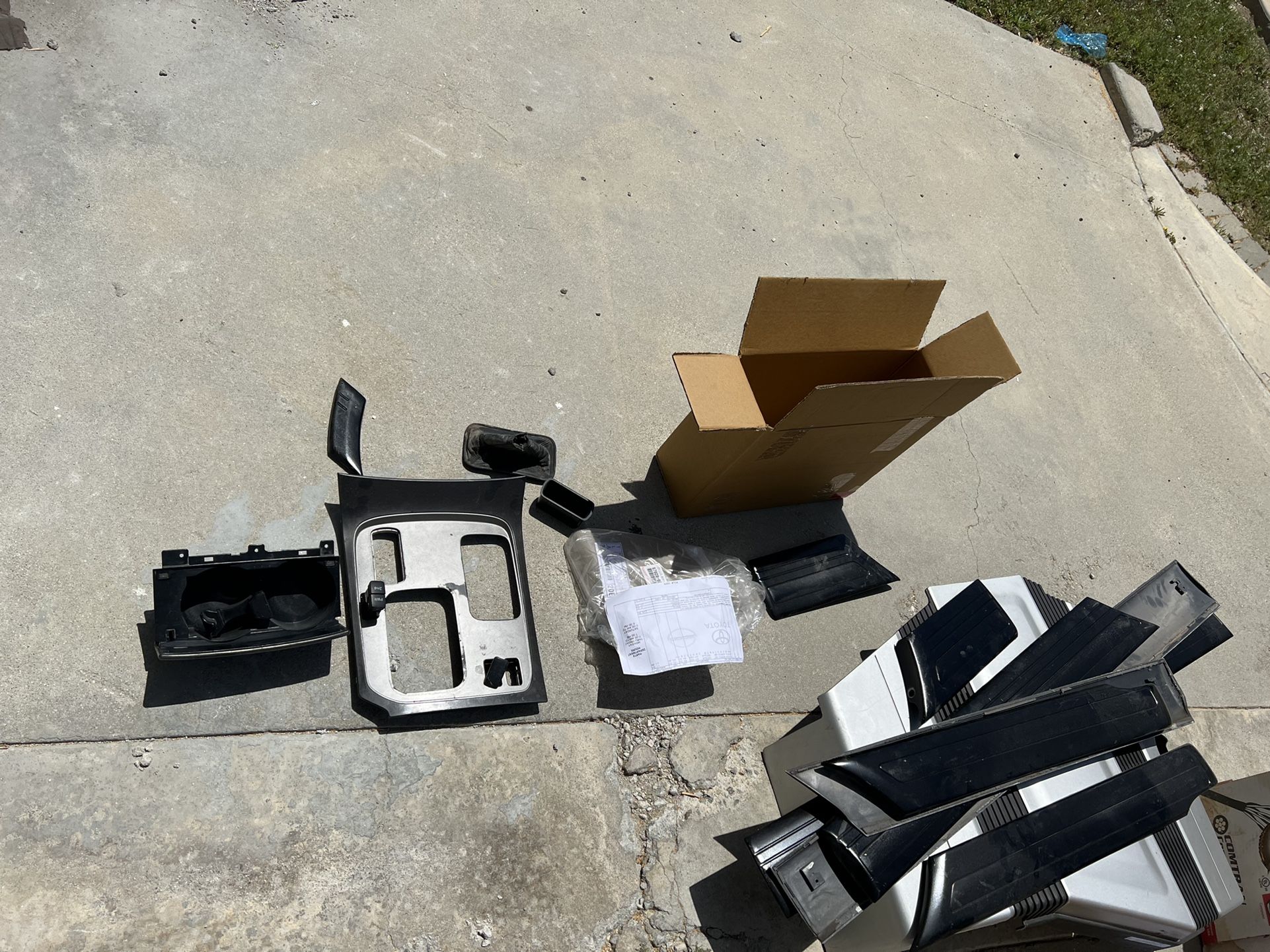 2003 Landcruiser 100 Series Trim Pieces And Engine Cover