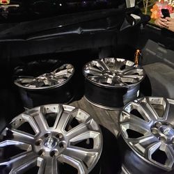 22 Inche OEM Denali Set Of Wheel No Tires And No Damage Or Dents