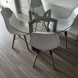 Dinning Table  And Chairs 