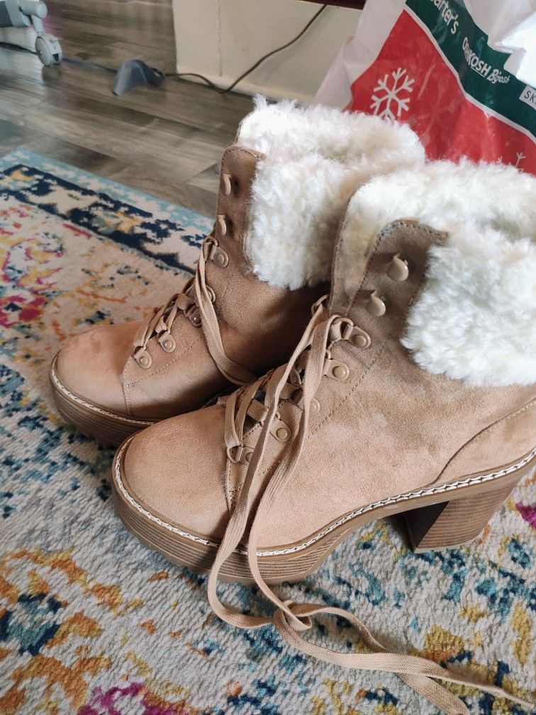 Boots with the fur size 8