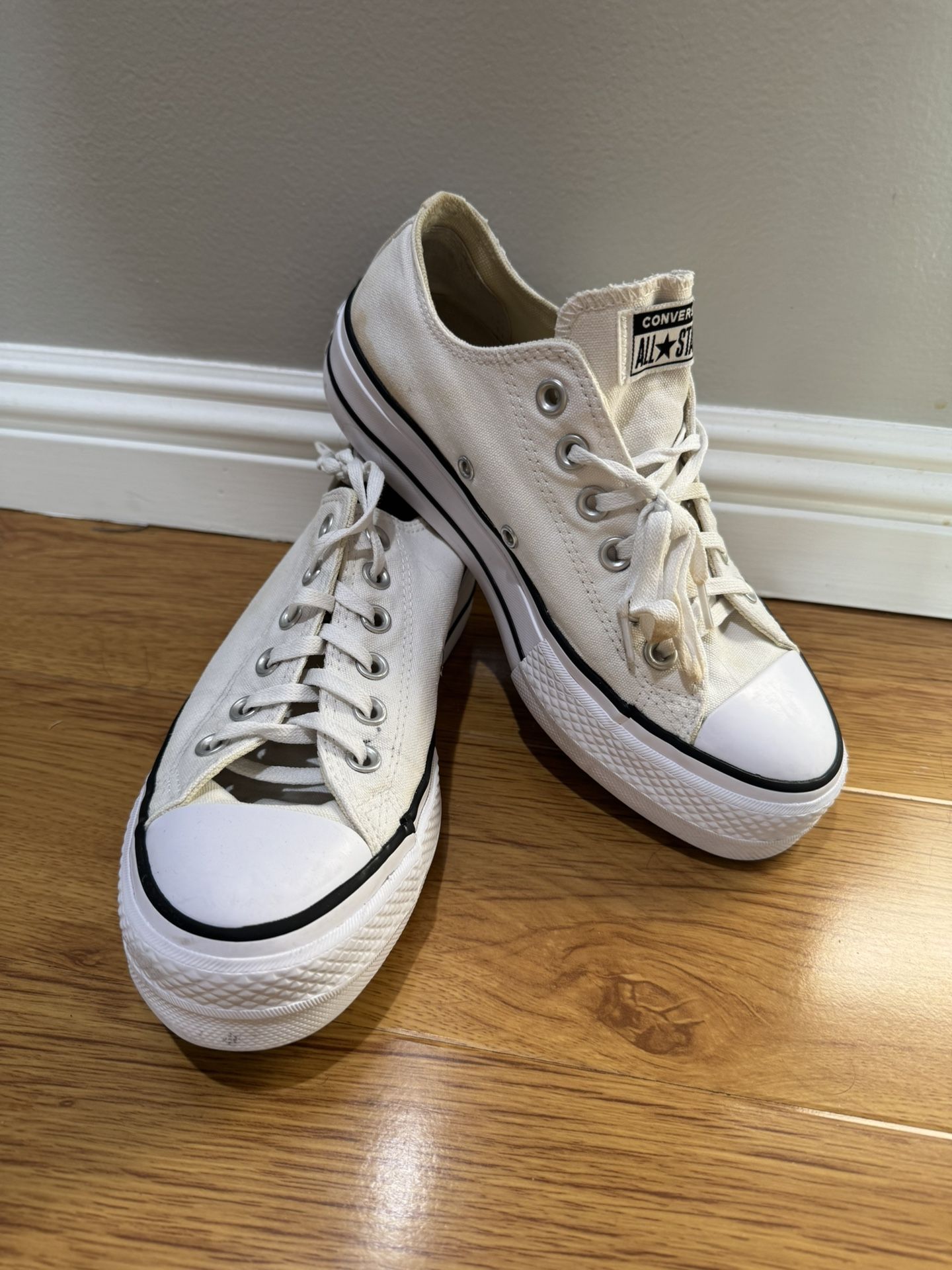 FREE - Women’s Converse Size 7