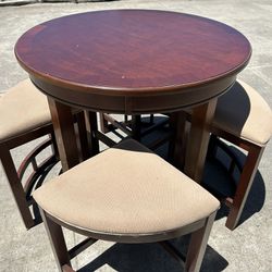 Round Table /with Stools.