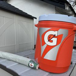 Rubbermaid Gatorade 10 Gallon Cooler Model 1610 With Some Cups 