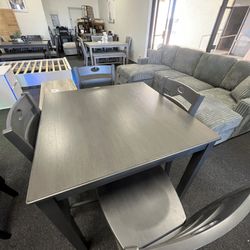 Counter Height  Table +4 Chairs 