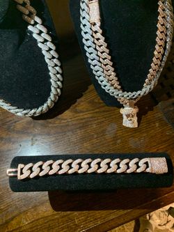 Beautiful 8in rosegold cubsan link bracelet
