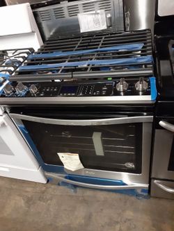 New scratch and dent WHIRLPOOL slide-in gas range with 6 months warranty