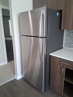GE Stainless Steel Top-Freezer Refrigerator