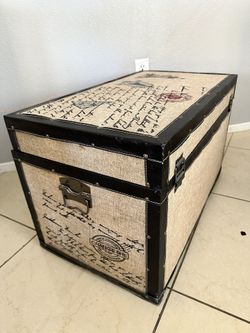 A Decorative Story Chest/Trunk Storage Paris Theme with Hitch 