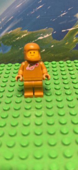LEGO  Classic Space - Pearl Gold  Minifigure