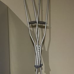 ALUMINUM CRUTCHES 