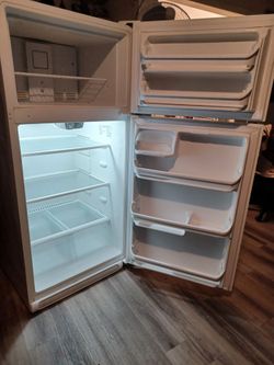 Refrigerator Funsiona Bien Medida 30×66y limpio FRIGIDAIRE