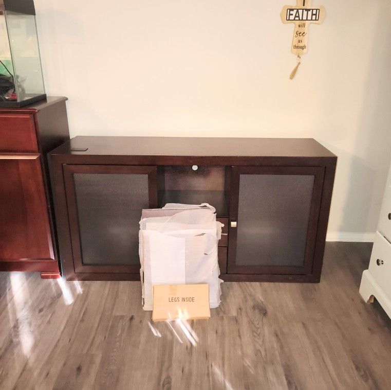 Wallflex Cherry Console Buffet Sideboard, like new. Frosted doors, 3 shelves, 2 felt lined drawers