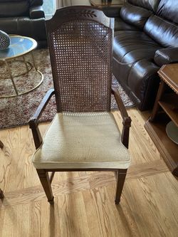 6 Traditional Dining Chairs In Excellent Shape