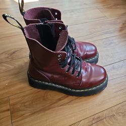 Dr. Martens Books Size 7