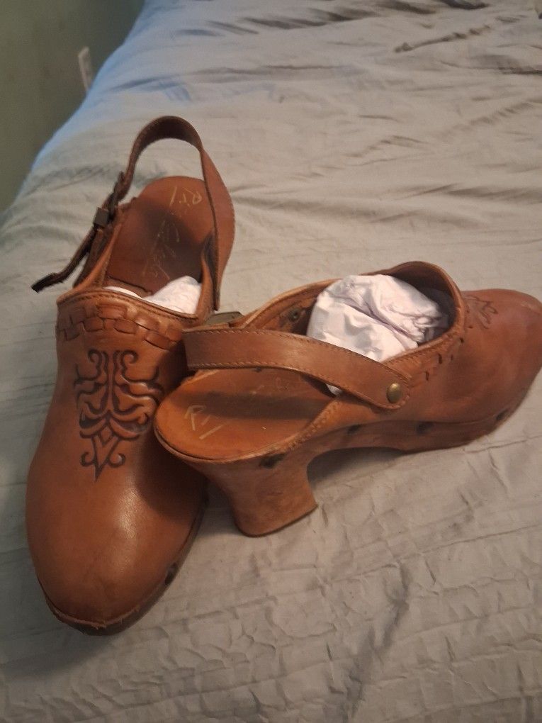 Pina Colada Slingback Leather Clogs Size 6 1/2