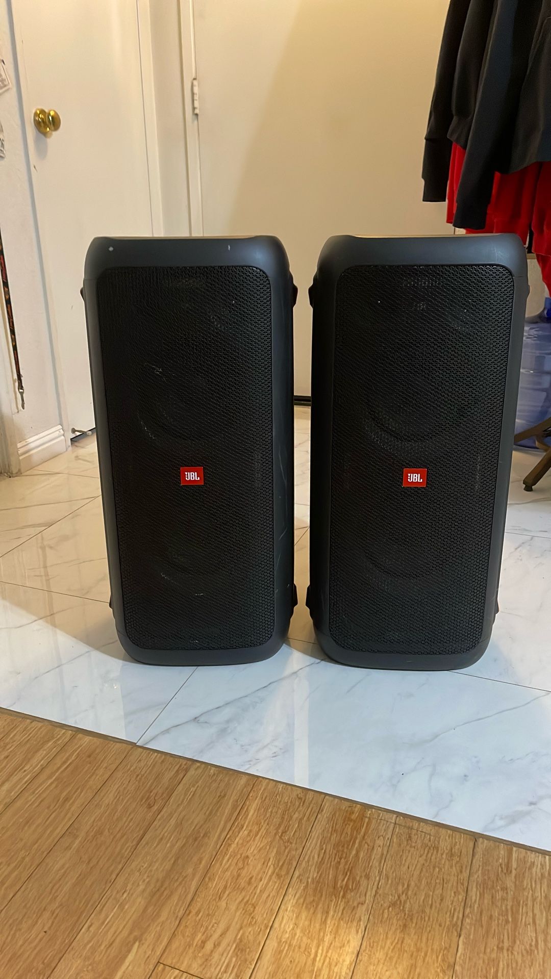 SET OF 2 JBL PARTY BOX 300 15” Speakers