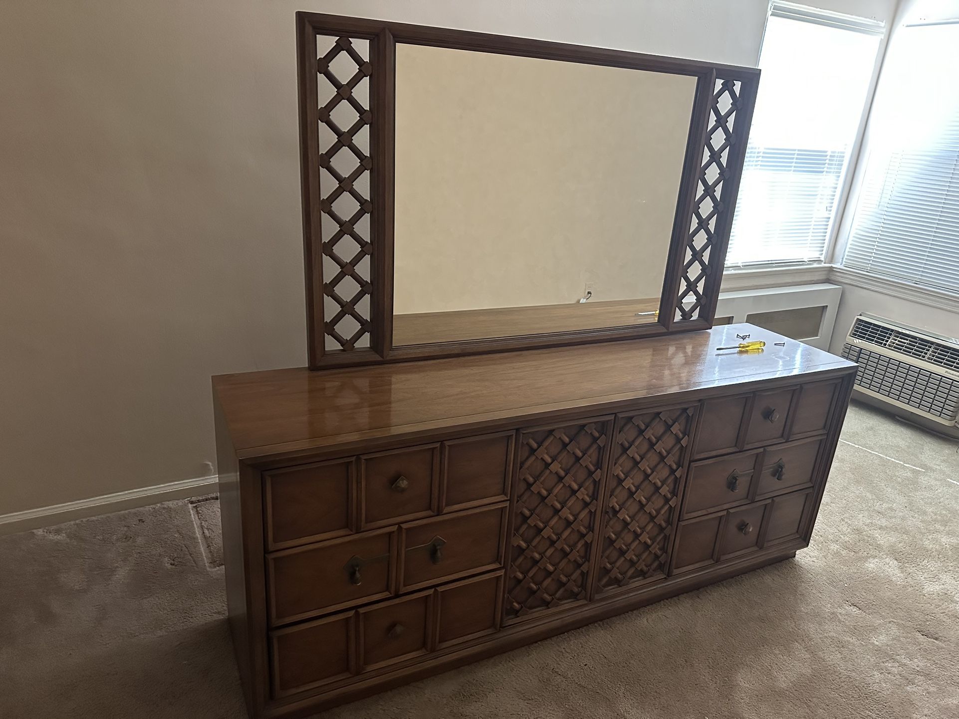 Dresser W/ Mirror And 2 Nightstand