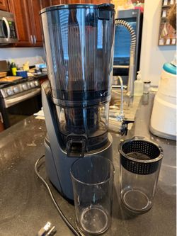 Canoly cold pressed juicer