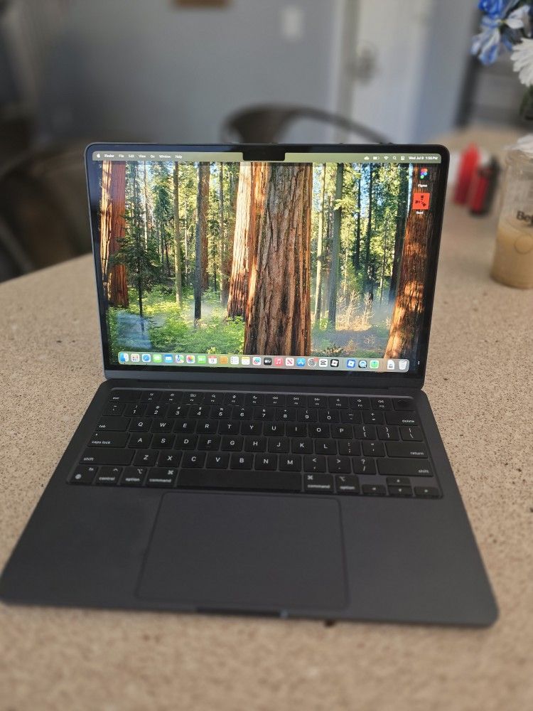 Macbook M3 2024 Space Gray