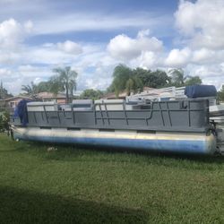 Pontoon boat 24 ft 115 Evenrude 