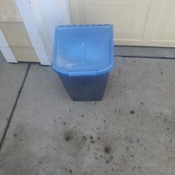 Dog food container
