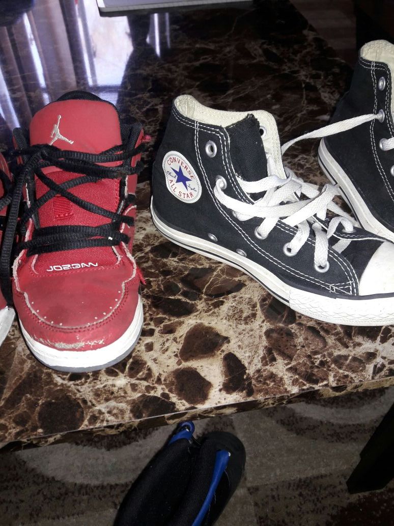 Jordan tennis and CONVERSE the two pair for $ 15 sizes 1 and 1.5