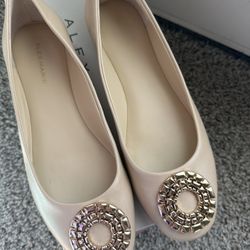 New Women’s Alex Marie Azalea leather gold ring ornament ballet flats, size 7