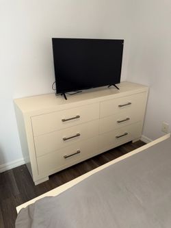 Queen sized 3 piece bed set