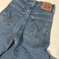 Women’s Levi’s 