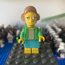 LEGO Simpsons Edna Krabappel