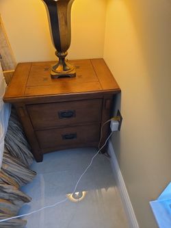 Wood night stand in excellent condition