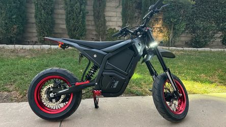 E-moto Valtinsu EM5 street legal pit bike on supermotos