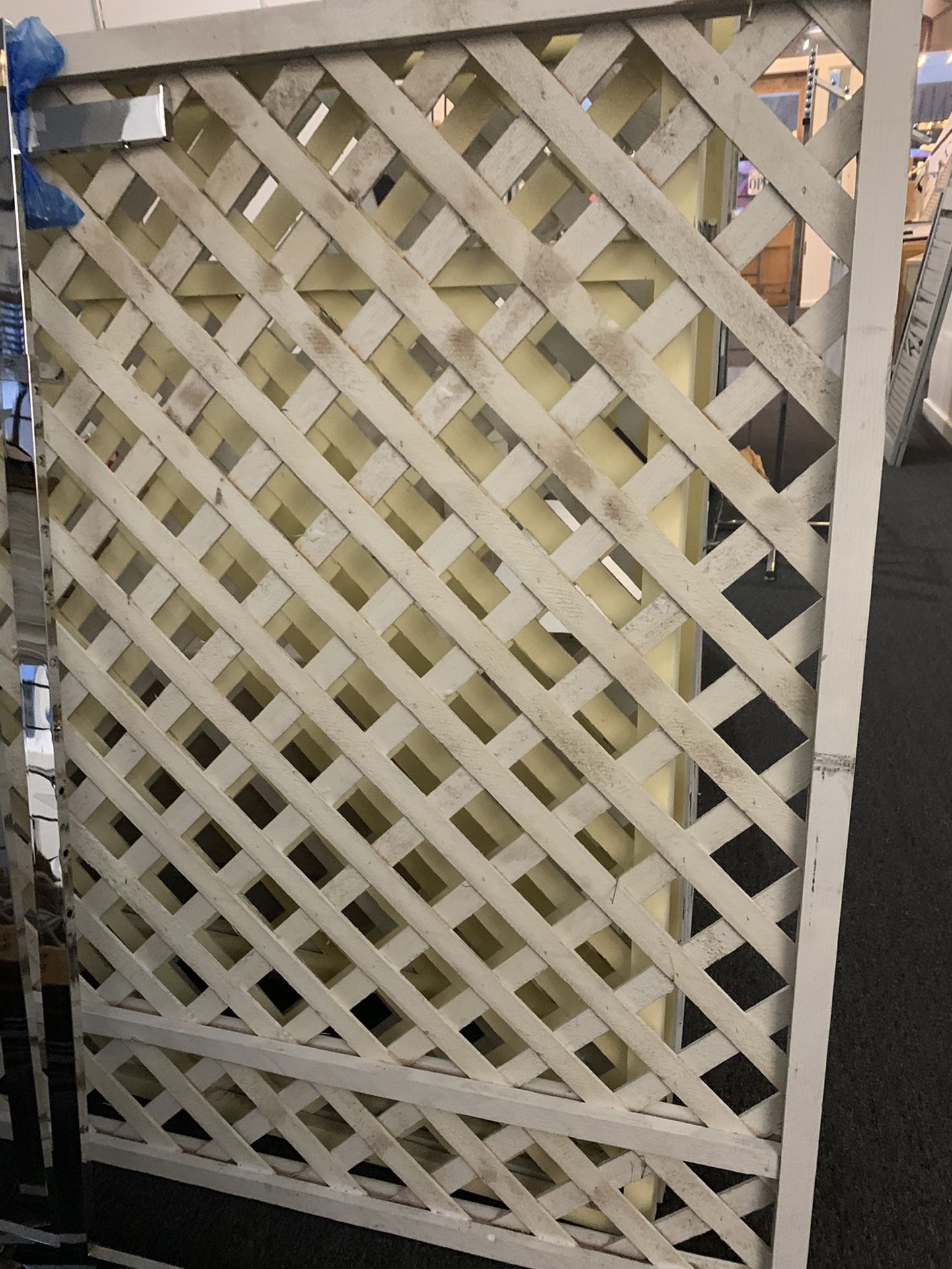 Lattice gate free