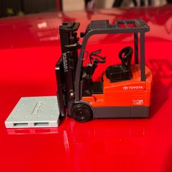 Toyota Forklift 1:23 Scale Diecast With Pallet