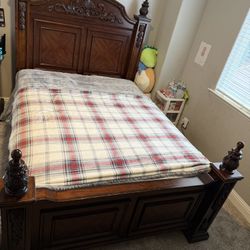 Queen bed With 2 Night Stands 