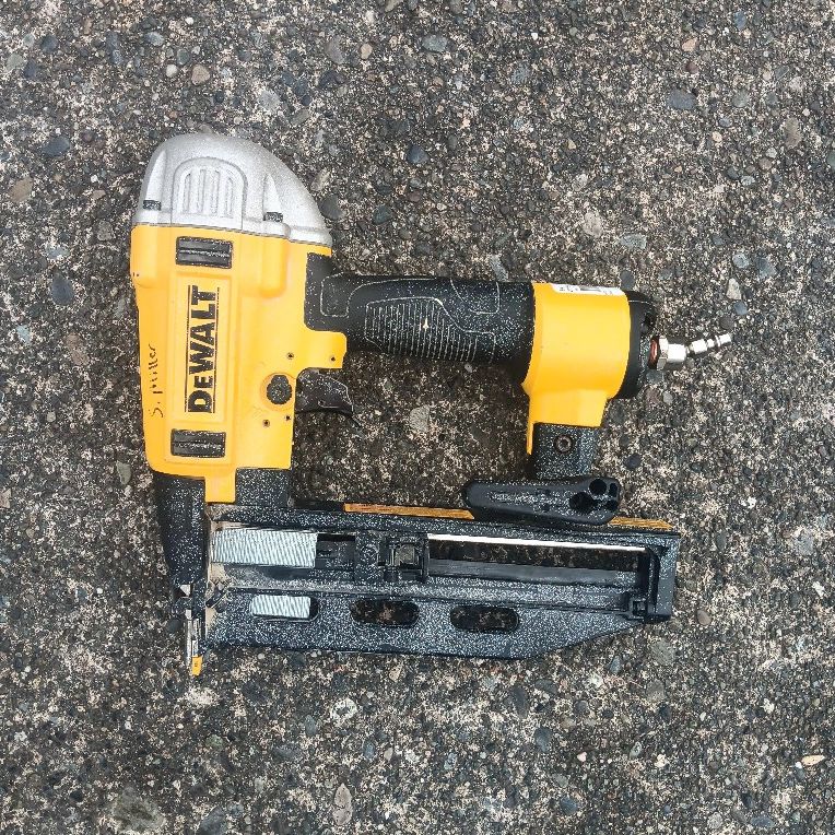 DeWalt DWFP71917 16ga Precision Finish Nailer. Excellent Condition. For Pick Up Fremont Seattle. No Low Ball Offers. No Trades