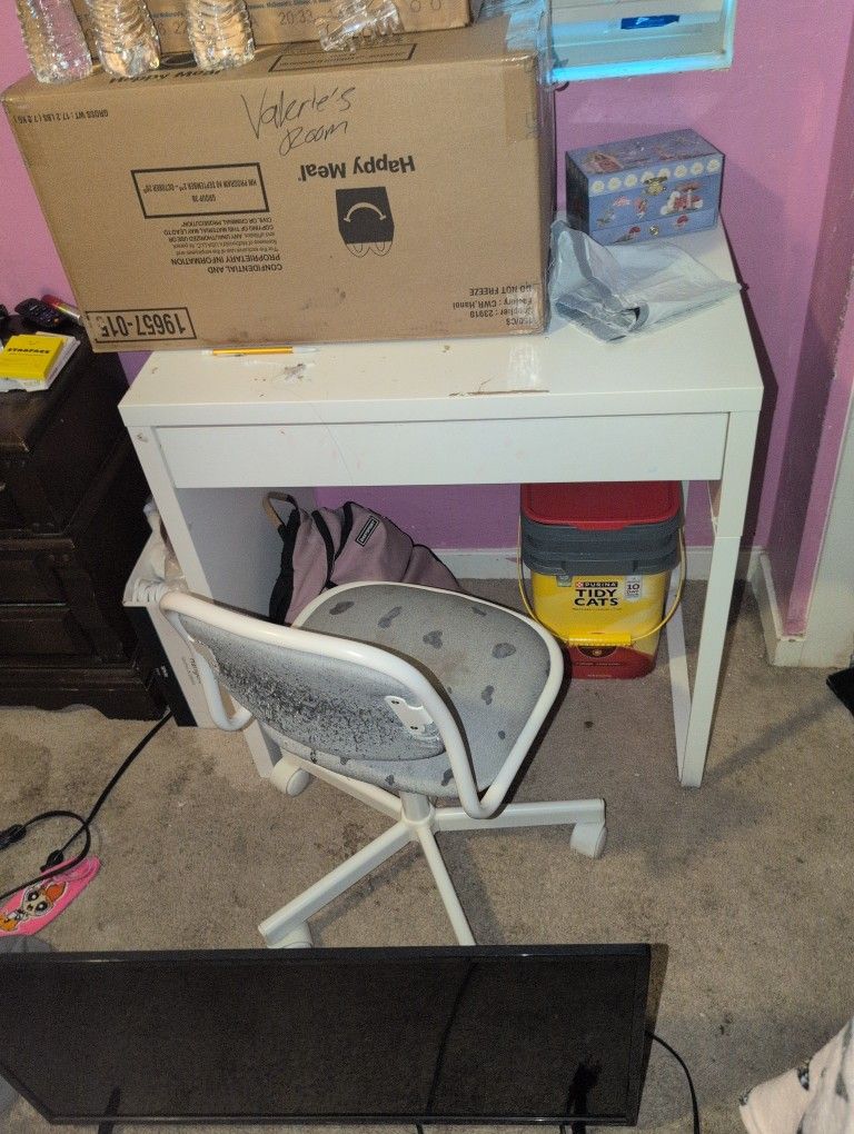 Small Desk And Small Chair