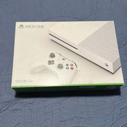 Xbox One S 500 GB with 2 controllers 
