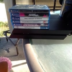Playstation 4 With 6 Games 