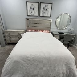 Like New Bedroom Set 